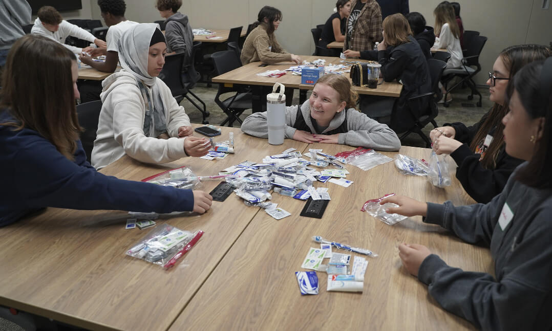 An image of a fourth-year medical student talking with Saturday Academy participants