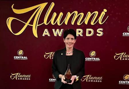 Amy Thompson holding alumni award