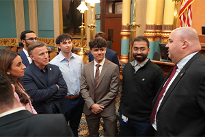 An image of OUWB students and Dean Carpenter talking with Mike Webber