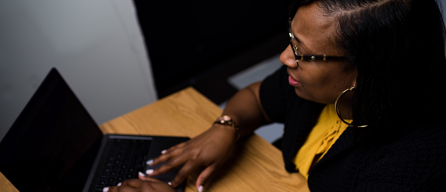 OaklandU Online Learning Blog Banner Women looking at a computer.