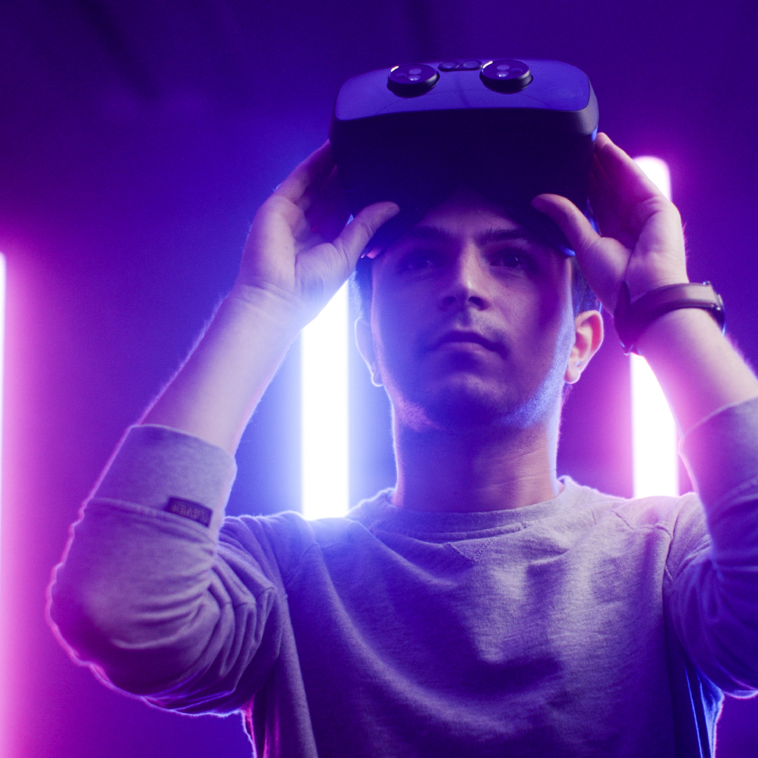 Student using virtual reality glasses